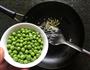 春吃豌豆上班族养颜明眸法宝豌豆枸杞炒肉的做法图解4