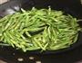 新款四季豆切法炒五花肉的做法图解3