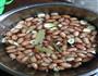 蒜香花生米的做法图解2