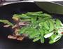 荷兰豆尖椒炒腊肉的做法图解5