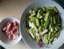 春季应时小炒-蒜薹炒肉片的做法图解1
