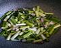 春季应时小炒-蒜薹炒肉片的做法图解3