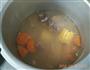 红萝卜玉米排骨汤的做法图解4