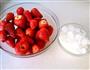 草莓罐头的做法图解1