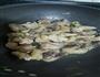 西兰花炒鸡肉的做法图解2