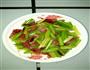 腊肠炒芹菜的做法图解1