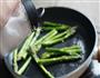 三文鱼金针菇卷佐黑椒芦笋的做法图解8