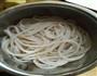 黄豆芽炒粉条的做法图解1