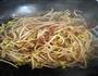 黄豆芽炒粉条的做法图解7