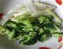 西兰花炒鸡腿的做法图解2