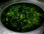 清凉夏日-干果拌菠菜的做法图解1