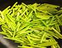 蒜苔炒鸡蛋的做法图解2
