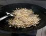 豆芽炒肉的做法图解4