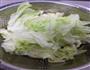 醋溜包菜炒腊肠的做法图解1