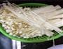 金针菇鱿鱼土豆煲的做法图解2