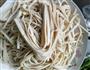 芹菜豆皮的做法图解1