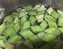 丝瓜炒鸡肉的做法图解2