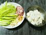丝瓜闷豆腐汤的做法图解1