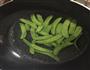 腊肠炒荷兰豆的做法图解3