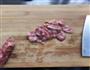 荷兰豆炒腊肠的做法图解1