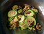 香菇炒西葫芦片的做法图解5