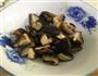香菇炒鸡肉的做法图解1