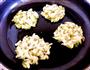 槐花鸡蛋饼的做法图解7
