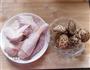 花菇炖鸡的做法图解1