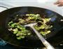初夏小炒-蚕豆炒木耳的做法图解7