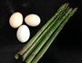 芦笋炒鸡蛋的做法图解1