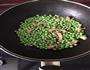 豌豆炒肉的做法图解6