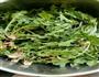 凉拌蒲公英的做法图解1