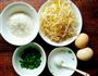 香葱银芽鸡蛋饼 的做法图解1