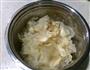 雪梨百合桂花银耳汤的做法步骤3