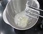 蛋白椰蓉球的做法图解2