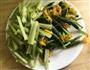 黄瓜花香芹滑炒鸡片的做法图解3