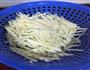 牛肉炒芦笋的做法图解2