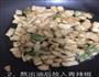 猪油渣烧白菜的做法图解2