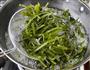 蒜茸辣酱海带丝的做法图解2