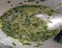 芹菜叶鸡蛋饼的做法图解1
