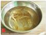 球参花胶排骨汤的做法图解3