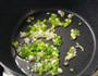 咸蛋炒小星星 -秋葵的做法图解3