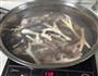花生红枣鸡脚汤的做法图解3