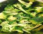 西兰花炒香菇的做法图解2