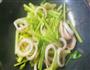 芹菜炒鱿鱼圈的做法图解3
