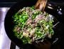 牛肉炒时蔬的做法图解2