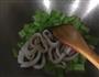 芹菜炒鱿鱼的做法图解3