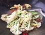 花肉炒菜花的做法图解7