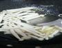 白玉菇炒瘦肉的做法图解3
