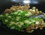 雑丁炒鸡腿肉的做法图解2